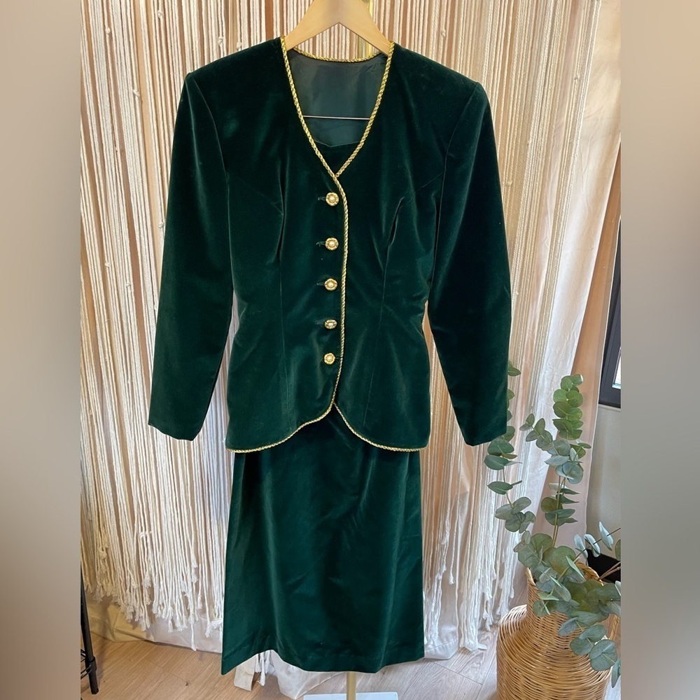 Vintage Emerald Green Velvet long sleeve Skirt Suit Gold Trim & Buttons Size 6
